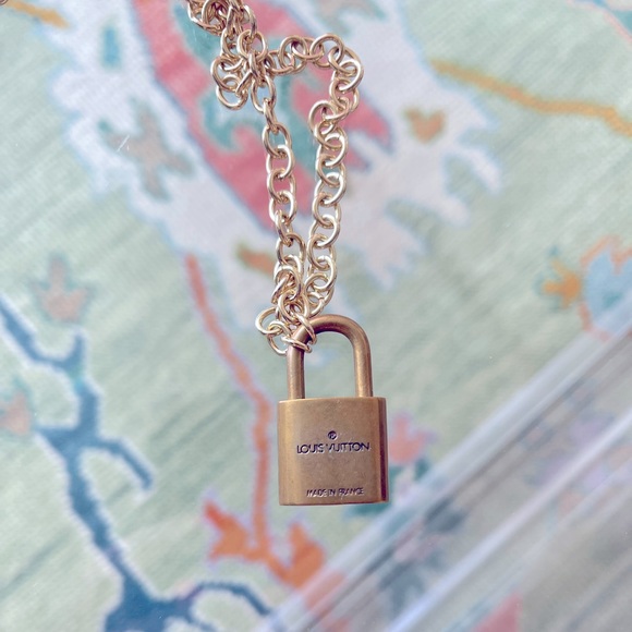 Louis Vuitton lock necklace - Picture 3 of 3